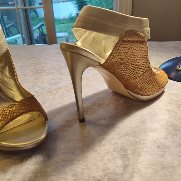 Carlos Santana Party Platform Stilettos. Gold . Size 10 Stretch Ankle Strap - Picture 3 of 9